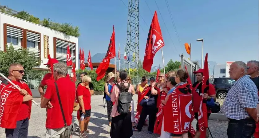 Mancato rinnovo del contratto, protesta sindacale davanti alla Coldiretti di Trento