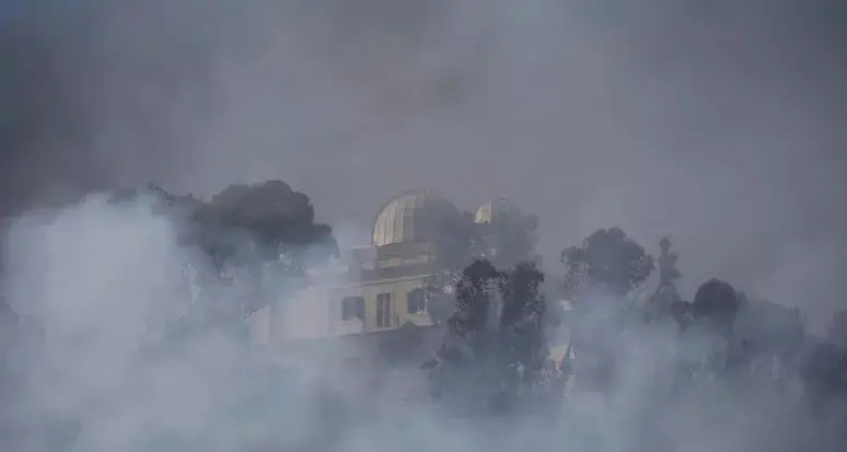 Roma, furioso incendio a Monte Mario: evacuate palazzine, sede Rai e Osservatorio astronomico