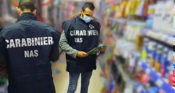 I Nas sequestrano 73 chili di alimenti scaduti in un supermercato a nord di Trento