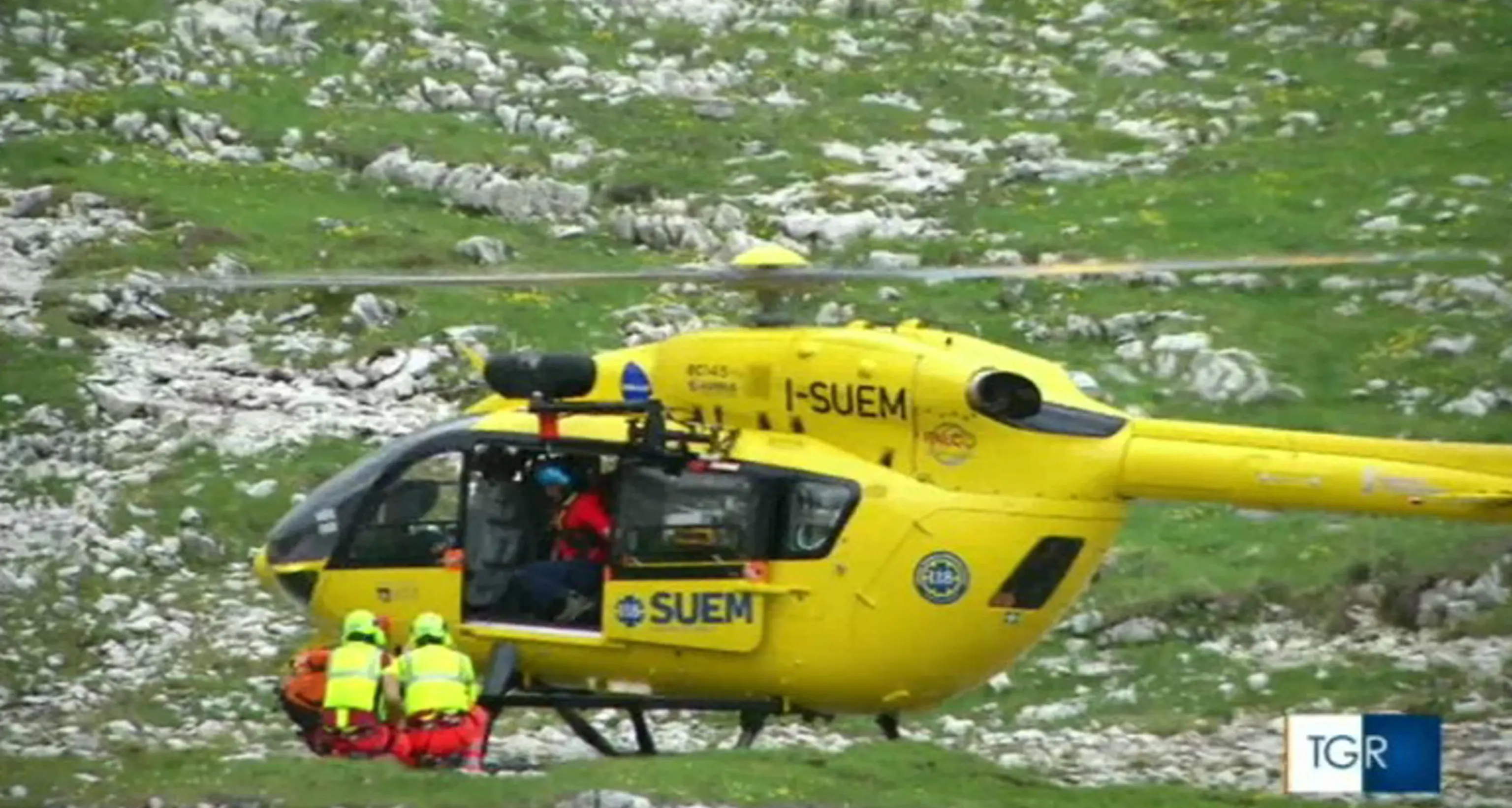 Belluno, tragedia dopo la corsa in auto: si ribalta un rimorchio, ucciso addetto dell'organizzazione