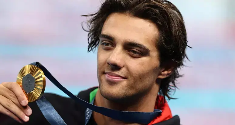 L'Italia festeggia anche il fantastico oro del vicentino Thomas Ceccon nei 100 dorso