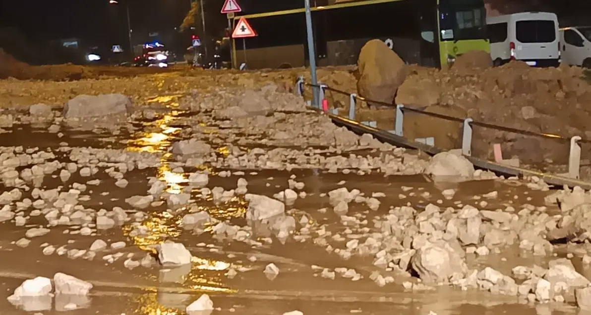 Violenti temporali: smottamenti e allagamenti, a Mattarello strada invasa da massi e fango