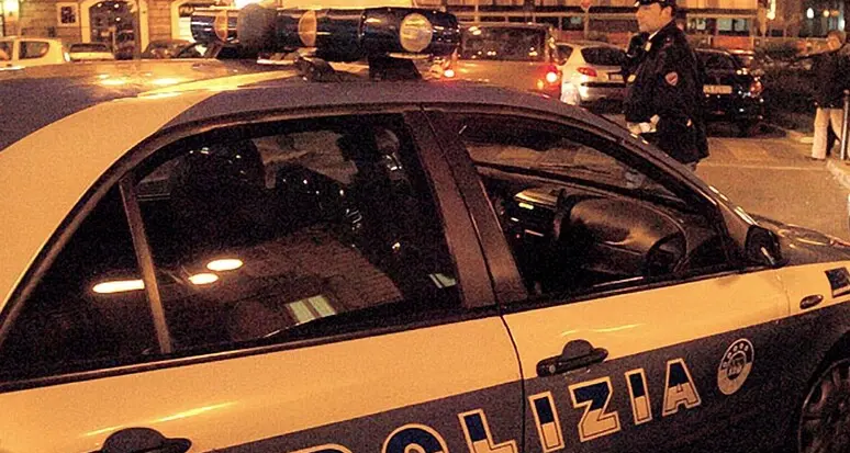 Tenta di disfarsi di un etto di hashish: arrestato dalla polizia
