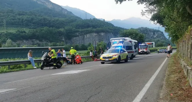Schianto auto-moto a Rovereto: tre feriti, interviene anche l'elisoccorso