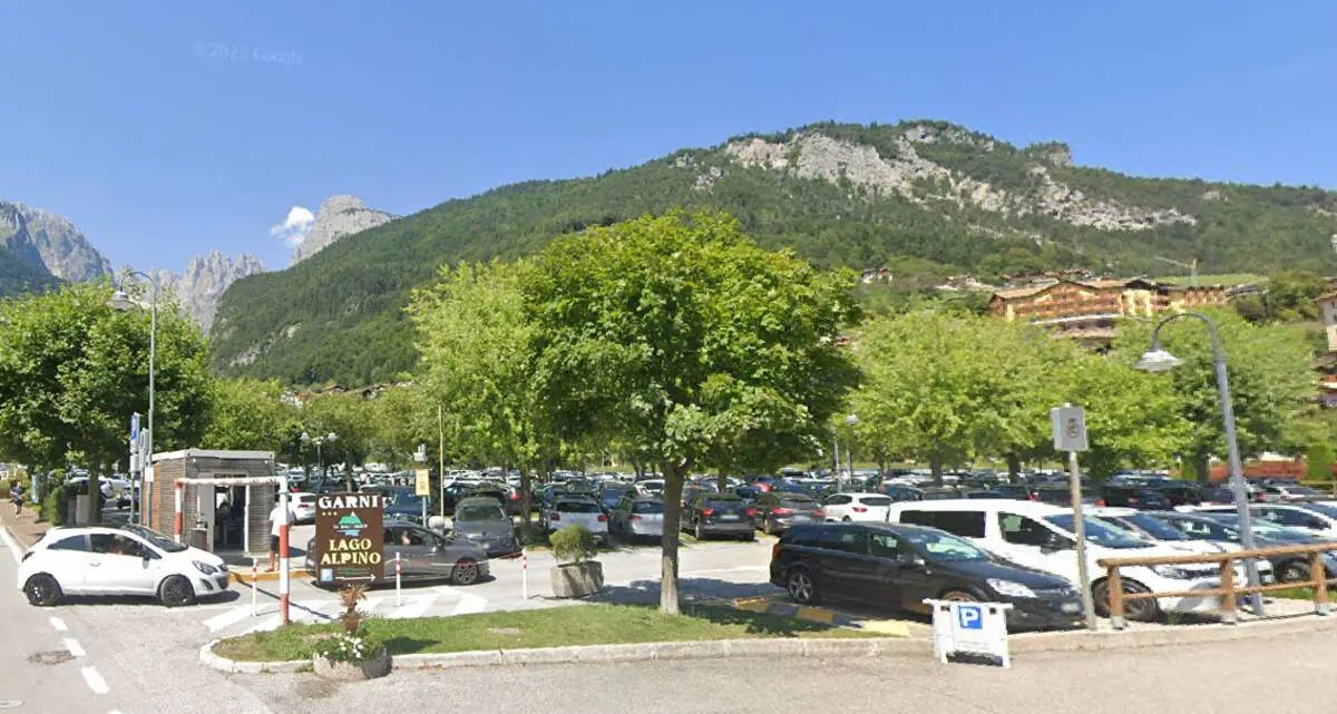 Parcheggi al lago di Molveno, attivo il nuovo sistema online: 15 euro al giorno