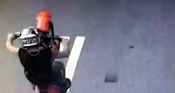 Scorribande ad alta velocità e impennate in moto: 9 ragazzi multati per guida pericolosa