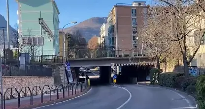 Finiti i lavori di adeguamento per i nuovi bus: riapre al traffico il sottopasso di via Fratelli Fontana