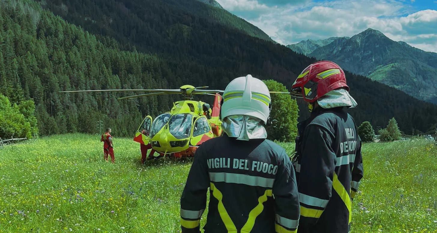 Giovane motociclista cade al passo Vezzena: soccorso con l'elicottero