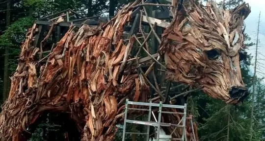 Lo scultore Martalar: «Per l'orso di Molveno ricevo minacce e temo vogliano bruciarlo»