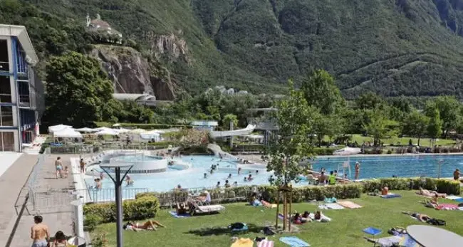 Fuoriuscita di materiale chimico, evacuato il lido di Egna: 12 intossicati, uno è grave