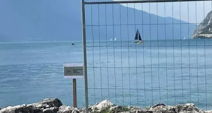 Punta Lido, posizionate le reti per chiudere l'area con divieto di balneazione