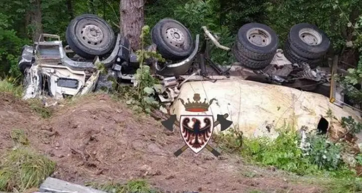 Sanzeno, betoniera si ribalta: illeso l'autista, disagi per il traffico