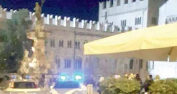 Invitano a cena la collega, picchiati dal fidanzato: l'episodio in piazza Duomo