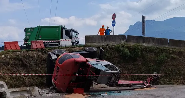 Si ribalta l'escavatore: ferito il 44enne che lo manovrava