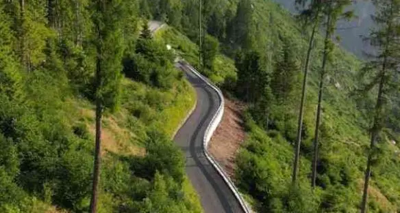 Tragedia sulla strada del Brocon: motociclista trentino muore dopo un volo di 50 metri