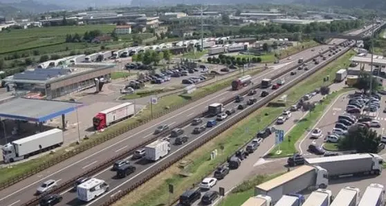 Sabato ad alta intensità sulle strade trentine: lunghe code in A22, passi presi d'assalto