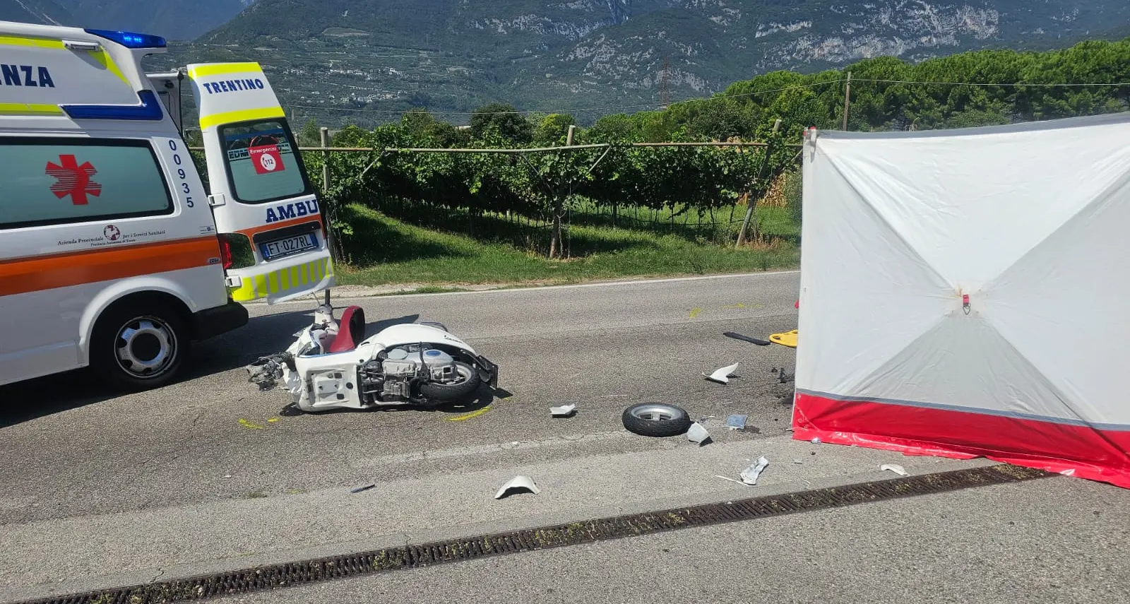 Arco, scontro fra uno scooter e un'auto: giovane motociclista soccorsa con l'elicottero
