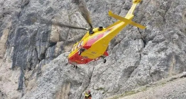 Belluno, 12 escursionisti bloccati dal maltempo sul Civetta: interviene anche l'elicottero trentino