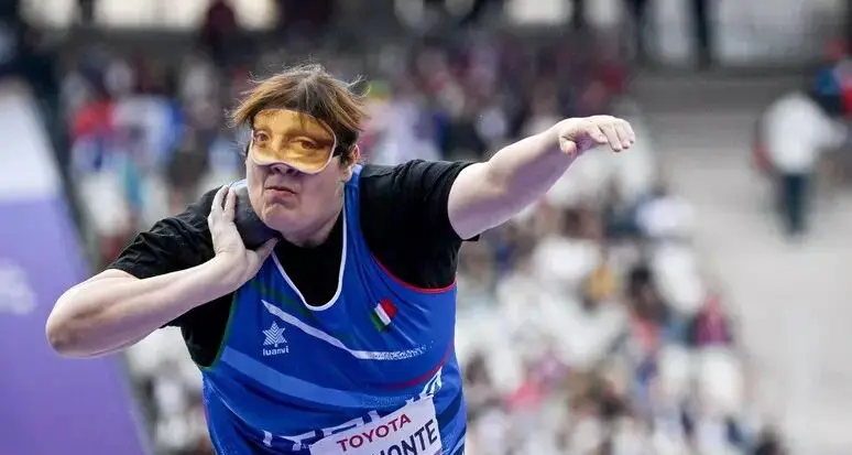 Assunta Legnante medaglia d'oro nel lancio del peso, dopo l'argento nel disco