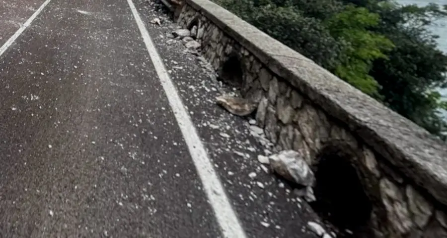 Riaperta a senso unico alternato la Gardesana fra Limone e Riva del Garda