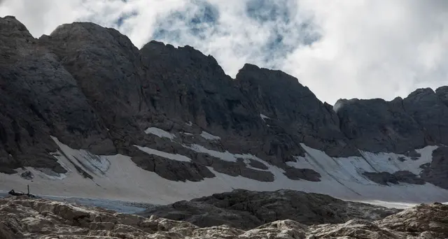 Gli esperti: la Marmolada è in coma irreversibile, il ghiacciaio perde fino a 10 centimetri al giorno