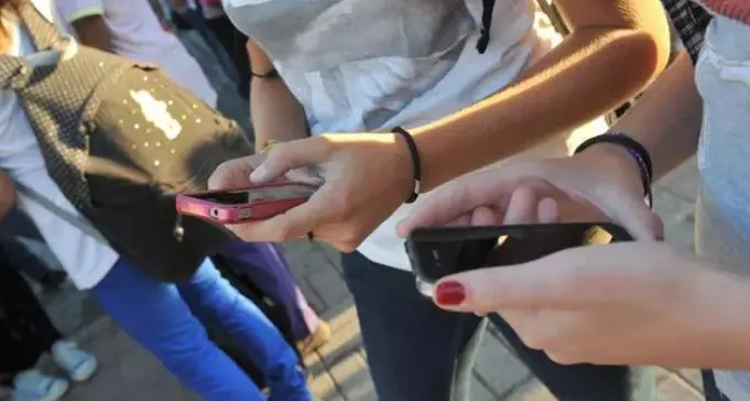 Via lo smartphone agli under 14 e i sociali agli under 16: molte adesioni alla proposta degli esperti