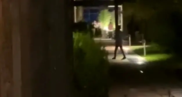 Gli strappano la catenina e lo sbattono a terra: minorenne rapinato e ferito dopo il concerto alle Albere