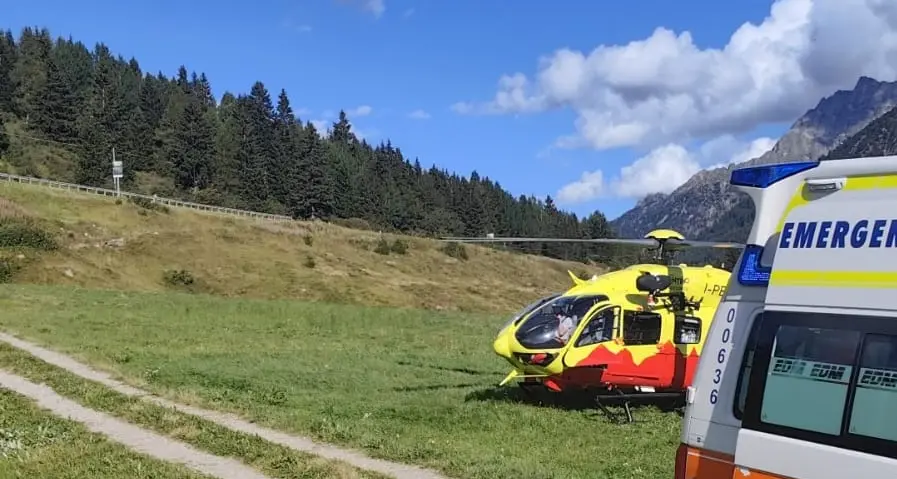 Motociclista cade sulla strada del passo Tonale: soccorso con l'eliambulanza