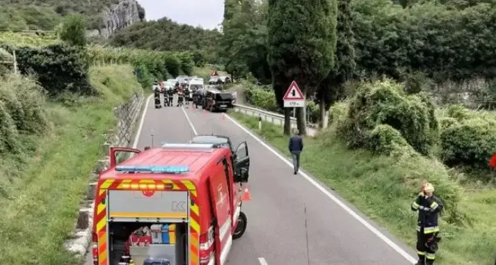 Tre veicoli coinvolti in uno scontro tra Mori e Loppio: code verso il Garda
