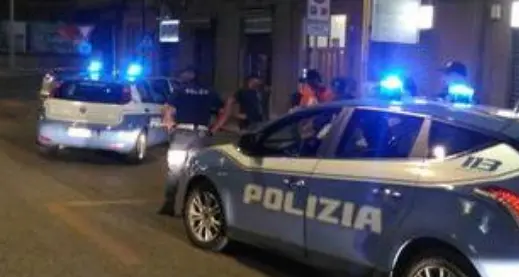 Alta tensione nella notte alle Albere, poliziotti accerchiati da 15 persone