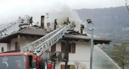Mansarda in fiamme a Folgaria: gran lavoro per i vigili del fuoco
