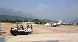 Aeroporto di Bolzano: provano ad imbarcarsi su un volo per Ibiza con un “passaporto” fatto in casa