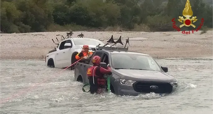 Cinque operai bloccati nel fiume sui pick-up: salvati dai vigili del fuoco