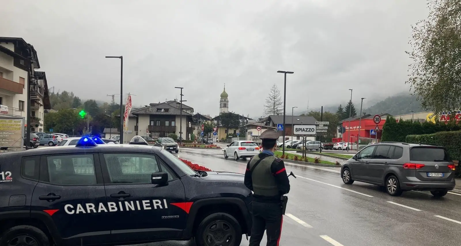 Tione, due uomini aggrediscono l'autista del bus sulla linea per Trento