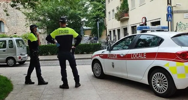 Trento, due turisti soccorrono una donna picchiata per strada in via San Severino