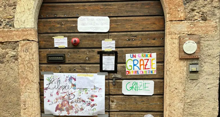 Fiori e cuori davanti alla \"Casa maternità\" posta sotto sequestro a Civezzano