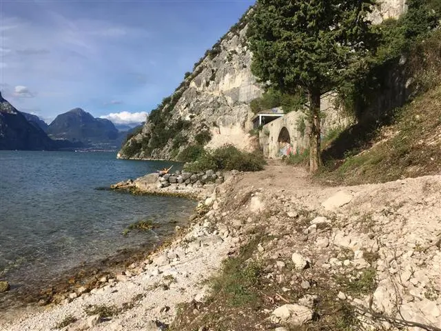 navene lago di garda ciclovia del garda distruzione spiaggia spiagge