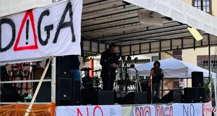 Coro di no alla diga sul Vanoi: affollata manifestazione a Lamon con delegazioni trentine