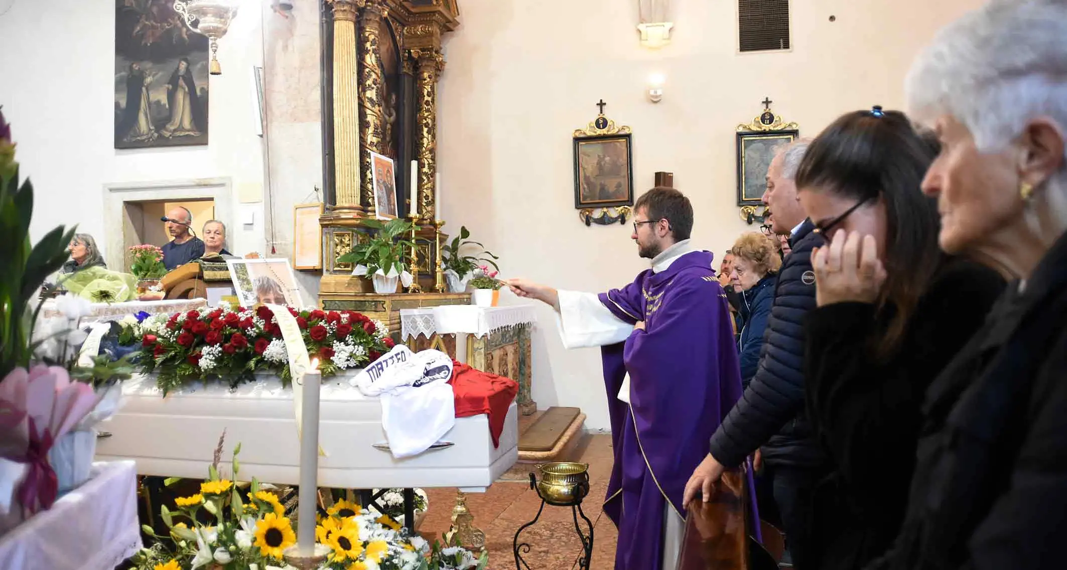 Cognola, una folla commossa per l'ultimo abbraccio al giovane Matteo Cosi