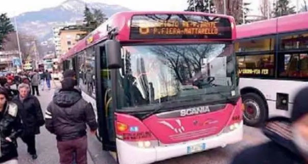 I bus della linea 8 sempre in ritardo: prigionieri del traffico fra Mattarello e Trento nord