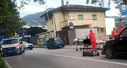 Due pedoni investiti da un'auto di fronte al palazzo delle Albere: soccorsi in codice rosso