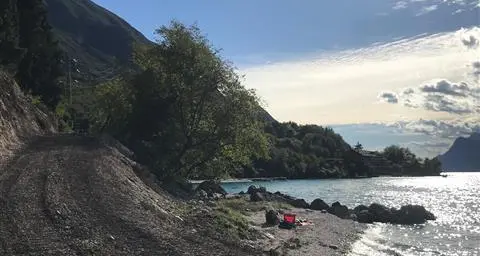 Pista ciclabile a Navene, gli affezionati: «Addio spiaggia bella. Una tristezza infinita»