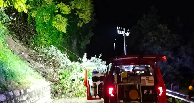 Frana vicino a Tenno, chiusa la strada per Riva del Garda