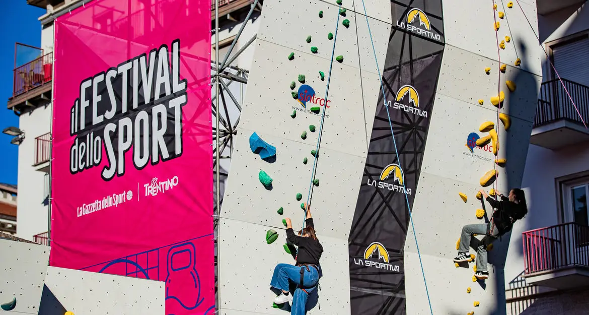 La città diventa un grande spazio per le attività degli studenti, dall'arrampicata alle bocce