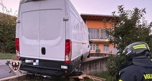 Furgone finisce in bilico sul muretto: devono intervenire i vigili del fuoco