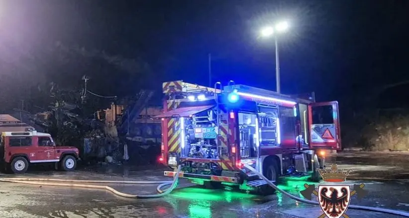 Incendio nella notte alla discarica della Maza: brucia materiale plastico