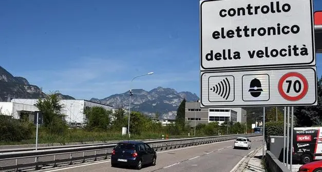 In città dagli autovelox 900 mila euro in meno, ma aumentano le infrazioni ai semafori di Trento nord