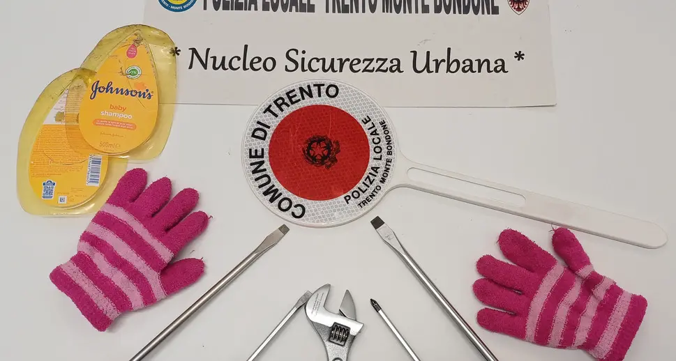 La polizia locale ferma due minorenni in Bolghera: avevano con sé arnesi da scasso