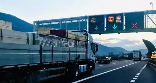 Tir in panne manda in tilt il traffico sull'A22 al Brennero