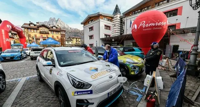 Il rally per auto elettriche sui passi dolomitici fra Trentino, Alto Adige e Bellunese